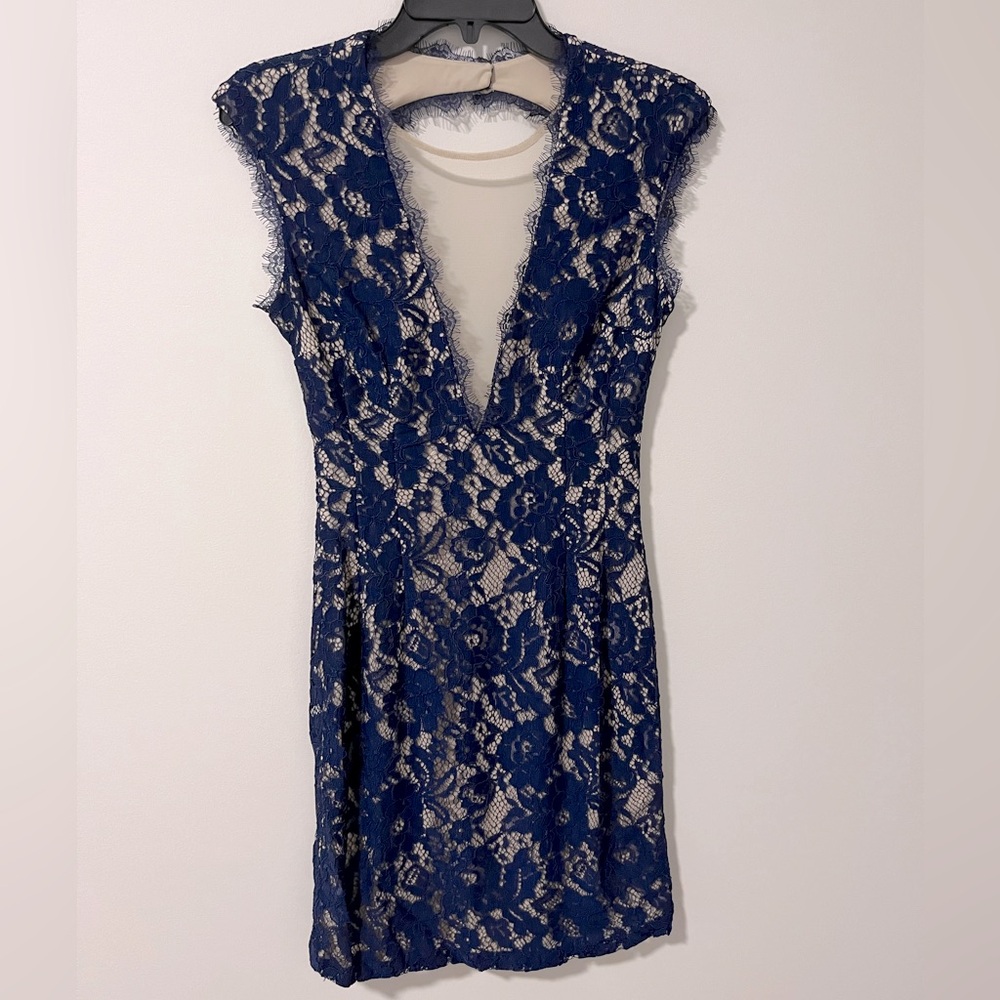 Aidan Mattox Cap Sleeve Deep V-Neck Navy Lace Cocktail Dress Open Back Size 4